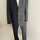 Contrasted suit in grey tones