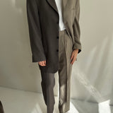 Contrasted suit in pale warm tones