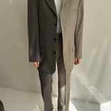 Contrasted suit in pale warm tones