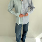 Contrasted shirt in blue and green tones