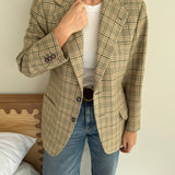 Stunning retro blazer in plaid green tones