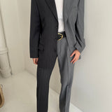 Contrasted suit in grey tones