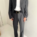 Contrasted suit in grey tones