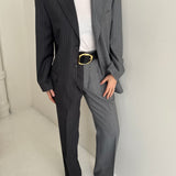 Contrasted suit in grey tones