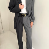 Contrasted suit in grey tones