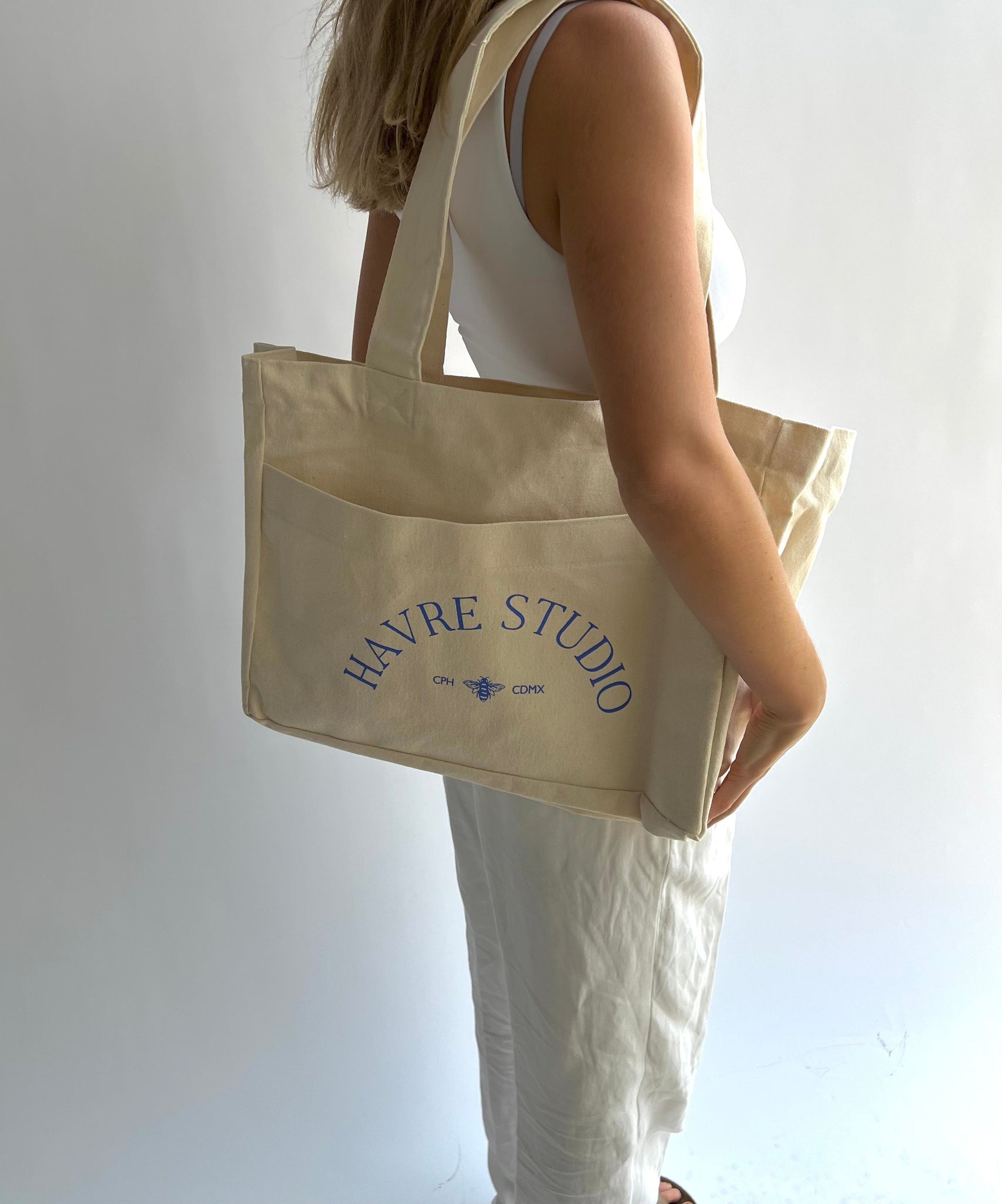 Havre Studio Tote in electric blue with 5 pockets/spaces